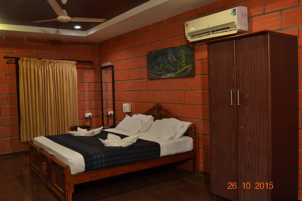 Ambrra River Resort Pollāchi Room photo