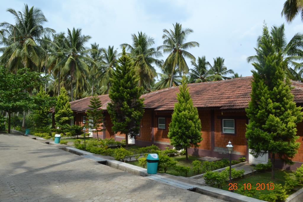 Ambrra River Resort Pollāchi Exterior photo